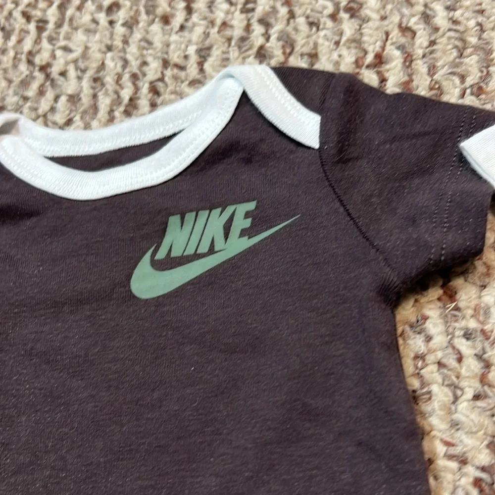 Nike onesies‎